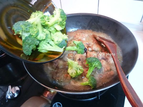 放進花椰菜，蓋上鍋蓋，大火煮至雞肉和花椰菜熟。