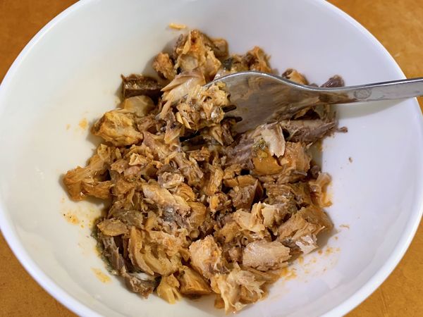 上序照片已把茄汁鯖魚罐頭的湯汁倒入湯鍋中！

在取魚肉剁小塊，等等和雞蛋一起入過。