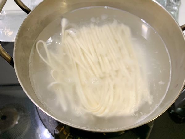 同時另外煮一鍋麵撈起在放入湯鍋。