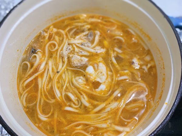 加入魚肉和打入雞蛋，加鹽巴，就完成了！