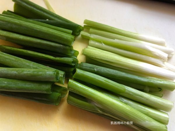 準備薑絲和蔥段。