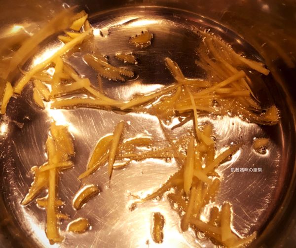 熱鍋、1湯匙油炒薑絲，讓薑絲香氣四溢。