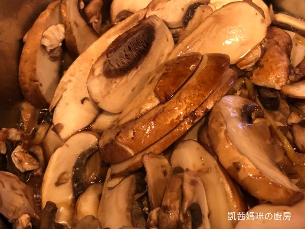 打開鍋蓋，下調味料與蘑菇拌炒。