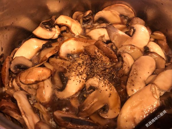 撒上黑胡椒粉。