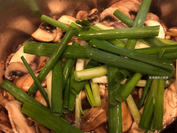 蔥段入鍋拌炒一下，熄火、起鍋。