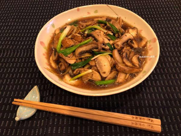 盛盤享用美食。