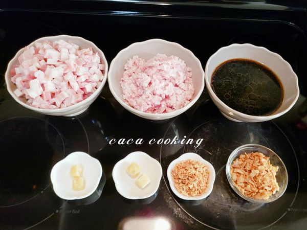 將切好的細條五花肉洗淨瀝乾，豬絞肉用流水沖洗一下瀝乾備用；先調好滷汁，以60ml的醬油.30ml的香菇素蠔油.60ml的米酒.20ml的老抽醬油.2匙的砂糖及少許的香油 ，加入1碗量的開水拌勻備用。。