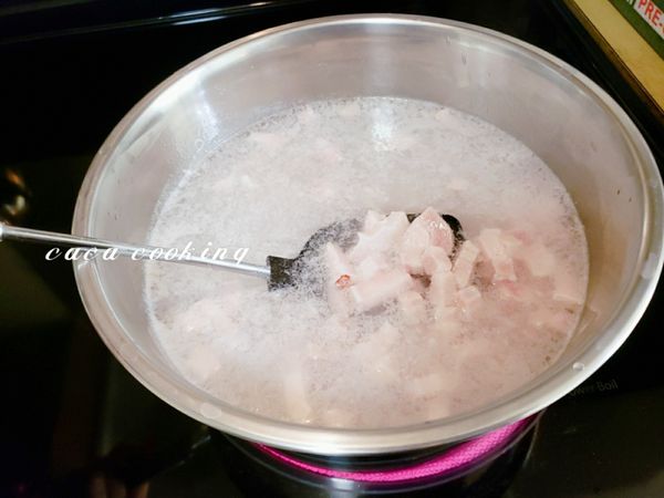 煮一鍋滾水，加入少許的米酒，將五花肉小條汆燙約5分鐘後瀝起，並用流水洗淨備用。