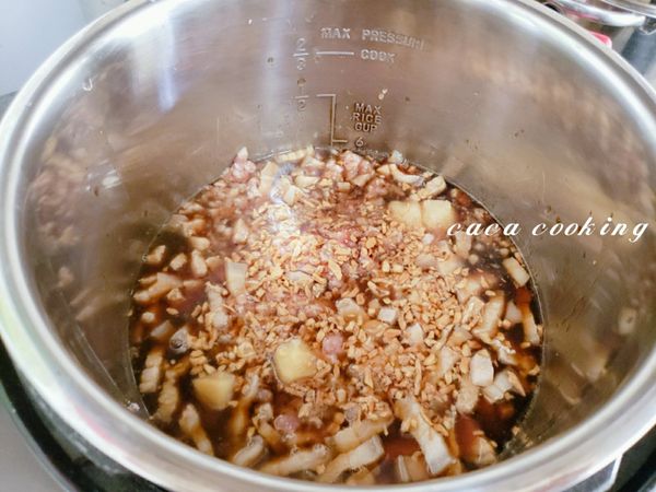 使用電子壓力鍋，將五花肉.豬絞肉.蒜泥.薑泥.蒜頭酥及滷汁放入，再加入250ml的冷開水，用燉肉的模式，時間設定50分鐘。