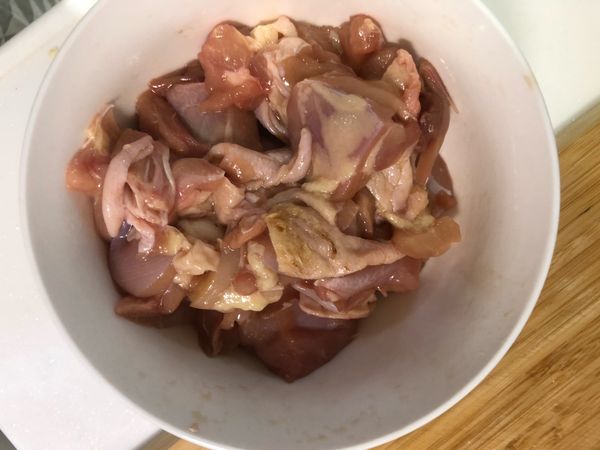 將兩片雞腿排切為塊狀，以醬油、米酒、鹽方式進行醃漬15分鐘