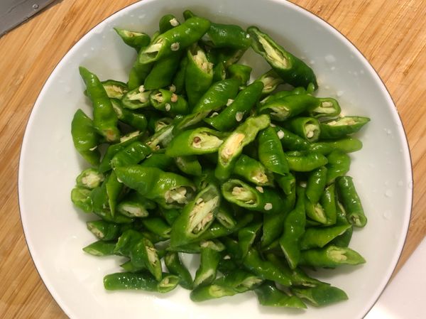 將洗淨的糯米椒切斜片狀，更利於料理入味