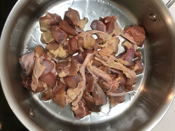 開中火倒入適當油量，將已醃漬好的雞丁放入鍋內煎香，使表面有稍微焦面再翻炒