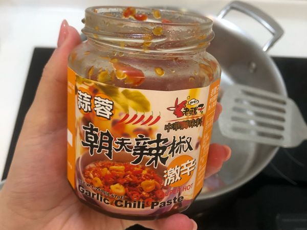 如果喜歡吃辣的朋友們，可以再這時候加入辣椒醬更增添風味，這步驟可加可不加。不過我們家是喜歡有些微辣味。