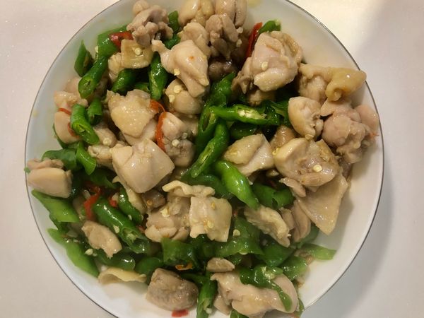 最後將糯米椒雞丁呈盤，看起來色彩相當豐富好吃，這料理非常適合下飯，帶便當的朋友要煮點飯唷！