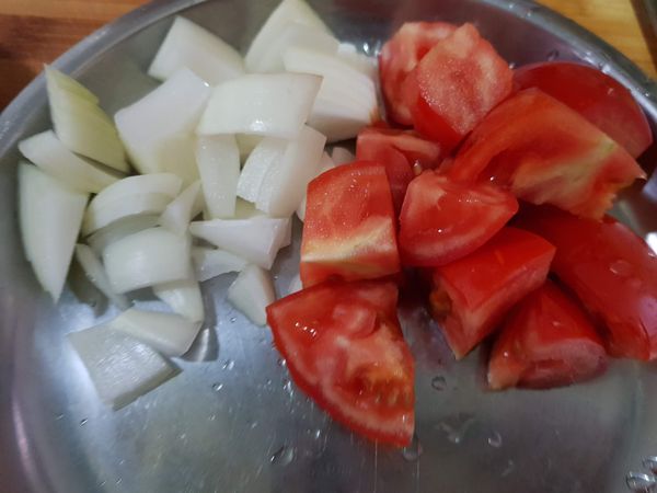 將洋蔥蕃茄切塊備用。
