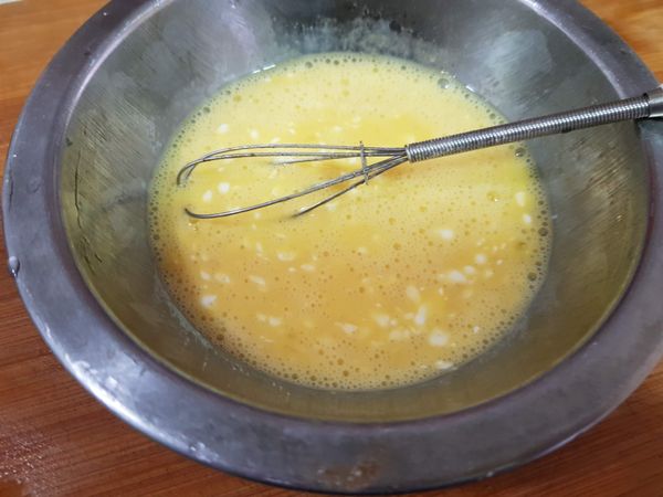 將蛋打入大碗中，並加入一大匙沙拉醬，一起打勻。