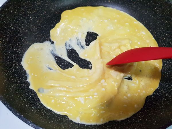 熱鍋下一大匙沙拉油，待鍋熱，將蛋汁下入鍋中。