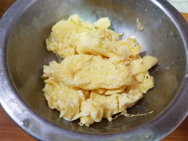 蛋汁下入鍋中，炒至7-8分熟即起鍋備用。