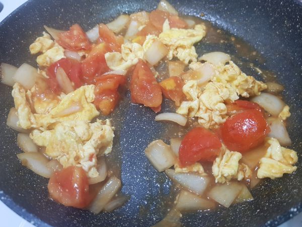 將炒蛋加入，稍微燉煮1分鐘，即可起鍋。