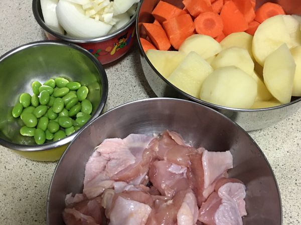 雞腿排切大塊，馬鈴薯、紅蘿蔔切滾刀塊，洋蔥切粗絲，蒜頭切末。