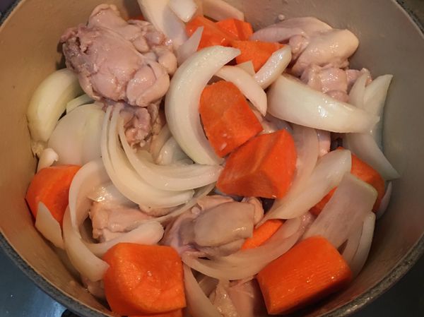 放下洋蔥絲、蒜末、紅蘿蔔炒香。