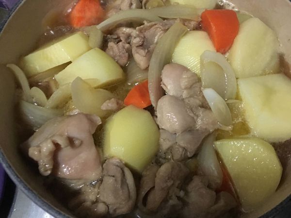 加入適量醬油、米酒及水，並放下馬鈴薯，開始燉煮。