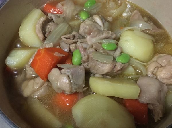 雞腿熟了、馬鈴薯及紅蘿蔔軟嫩後，放下毛豆略煮，試味道並做調整，即可關火。