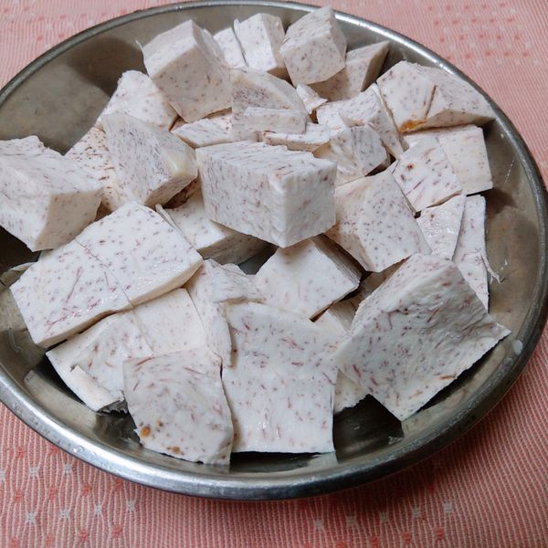 芋頭削皮後切成塊狀.淋入30克的水,蓋上耐熱保鮮膜後放入電鍋蒸煮(外鍋1米杯水,開關跳起後續燜10分鐘再取出)