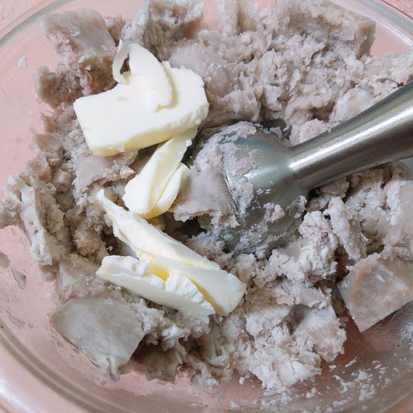 接著倒入30克無鹽奶油用均質機將奶油拌合均勻.