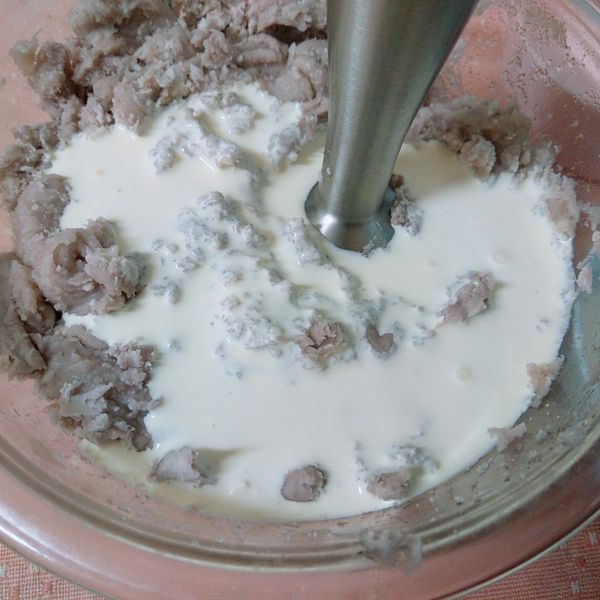 再加入動物性鮮奶油,一樣用均質機拌合均勻.