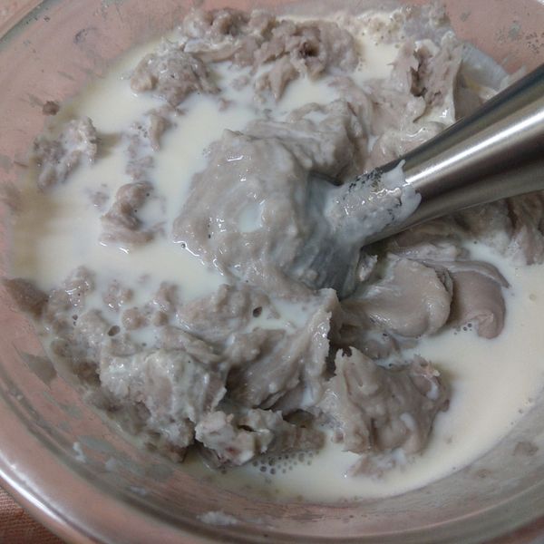 最後將牛奶加入,還是用均質機來調拌軟硬度(牛奶可慢慢加入調拌,不一定需要全部加入.視自己喜歡的軟硬度而定).