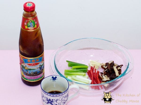 備料：
香菇切瓣、青蔥切段（蔥白蔥綠分開）、薑切片、辣椒切絲、高麗菜切條狀。
 調[醬料]：
醬油、紹興酒與李錦記舊庄特級蠔油混合攪拌均勻。

李錦記創建至今125年！李錦記舊庄特級蠔油」掌握蠔油頂級祕方，堅持採用上等鮮蠔提煉，確保每一滴都是精華所在，鮮蠔味濃郁，至鮮至純，堪稱蠔油之極品。