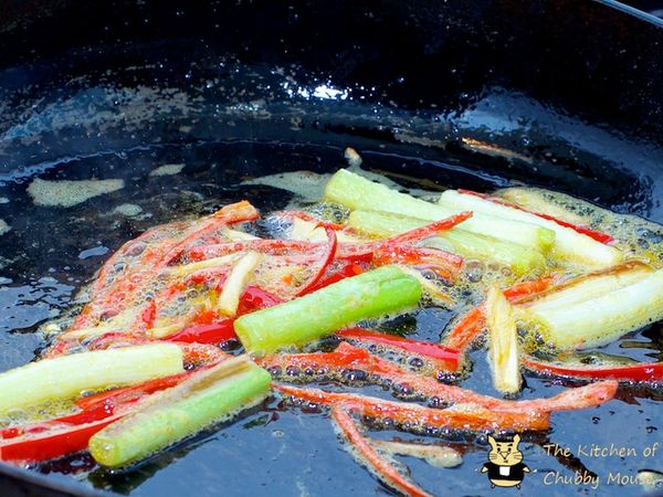 開火煮水，滾後下麵條。
另起油鍋，爆香薑片、蔥白、辣椒。