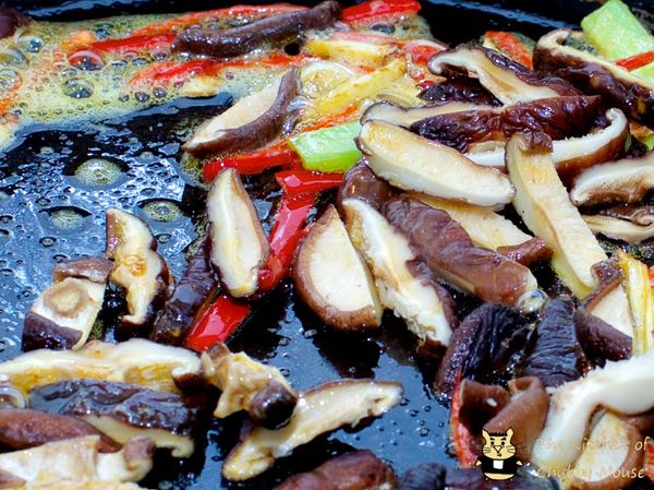 加入香菇拌炒，把香菇的味道炒出來。