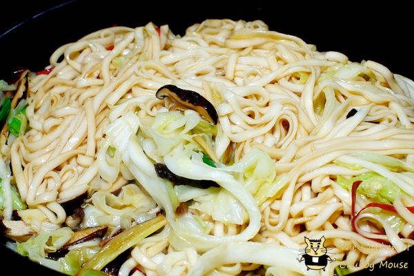 待高麗菜軟後，加入蔥綠與[醬料]，均勻攪拌麵條，試吃一下，ok就上菜嚕！