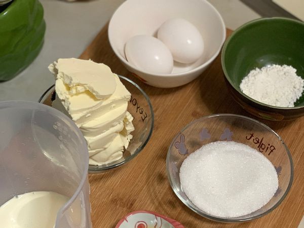 蛋從冷藏取出退冰
奶油乳酪打到滑順，分次加入細砂糖攪勻