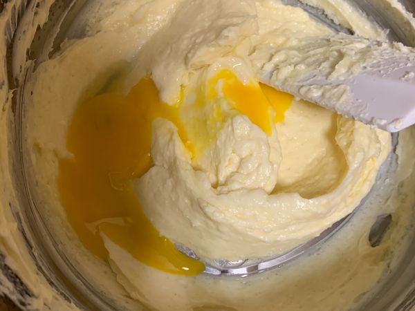 奶油乳酪和砂糖攪均勻後再打入雞蛋（分次）最後倒入鮮奶。