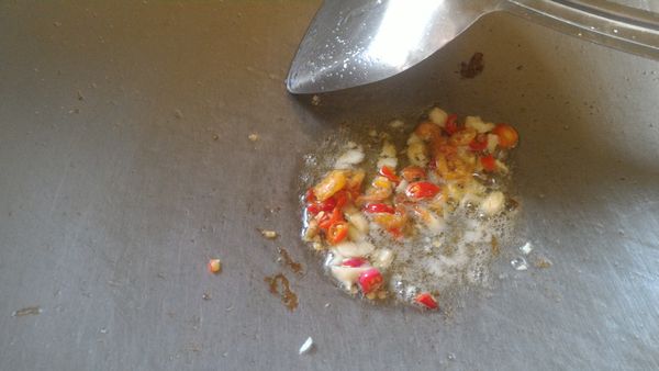 辣椒未，蝦米，蒜未爆香