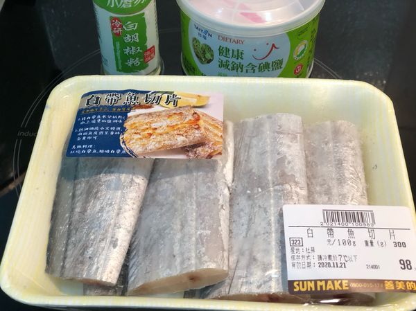 超市買的白帶魚片一盒300公克。魚最好是在超市買，傳統市場的魚沒有冷藏很容易壞。
在超市採買的時候也要看清楚再買，有時候也可以稍微聞一下味道。

真要在魚市買，就要趁魚還很新鮮的時候（眼睛還很亮、沒有異味、沒有奇怪的黏液）自備冷藏設備去採買。

已經得了白內障（魚眼混濁）的魚盡量不要買。