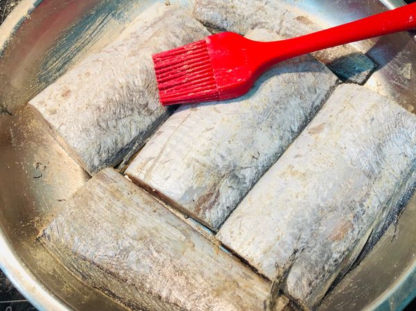 用胡椒粉、米酒在魚皮表面均勻抹上冷藏醃漬10分鐘。