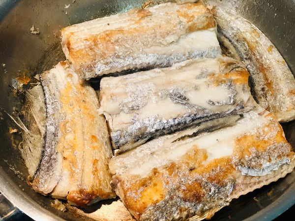 下鍋前把水分擦乾。充分熱鍋後放入油再燒到微微冒煙，放入白帶魚，開中小火煎大約3-4分鐘，翻面繼續煎到兩面都成金黃色即可起鍋。