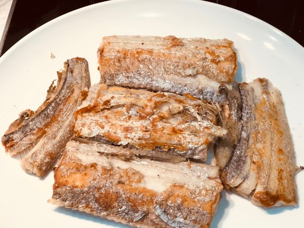 煎魚最怕翻來翻去，翻到魚皮都掉光了，所以一面煎足3-4分鐘再翻面。今天雖然魚皮有少了一點但還是香酥可口。
更多料理相關的事～來逛逛我的Facebook粉絲專頁吧！ https://www.facebook.com/jessica.love.cooking/