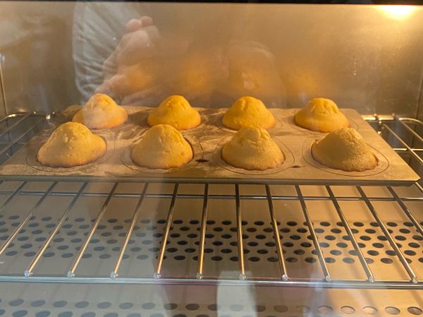 將奶油放置微波融化不要過熱 約40-38度。

A.上白糖+檸檬皮+橙皮用指腹捏勻
 
蛋打勻+A打均勻+麵粉拌勻最後加入奶油拌勻。

擠入烤模約8分滿。

烤箱預熱180度
上下火180度烤8-9分鐘。