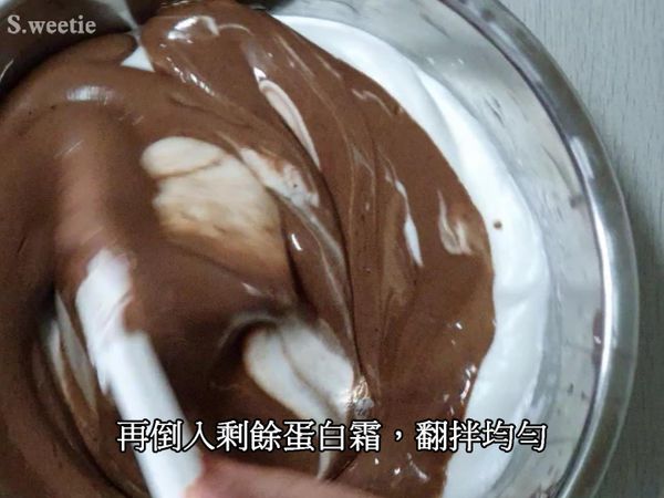 再倒入剩餘蛋白霜，翻拌均勻