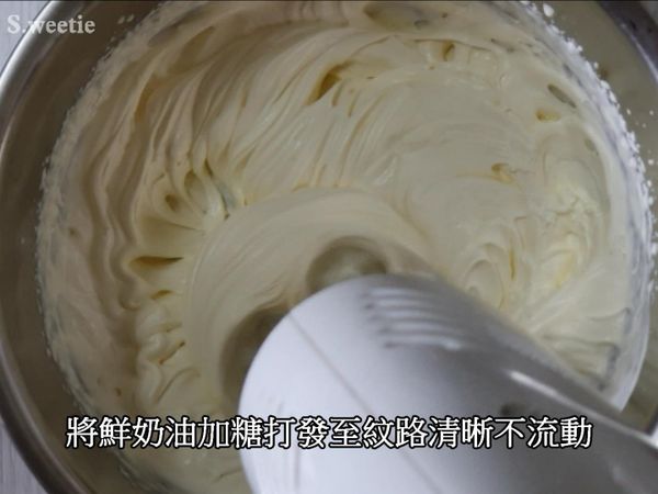 將鮮奶油加糖打發至紋路清晰不流動