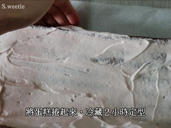 將蛋糕捲起來，冷藏２小時定型