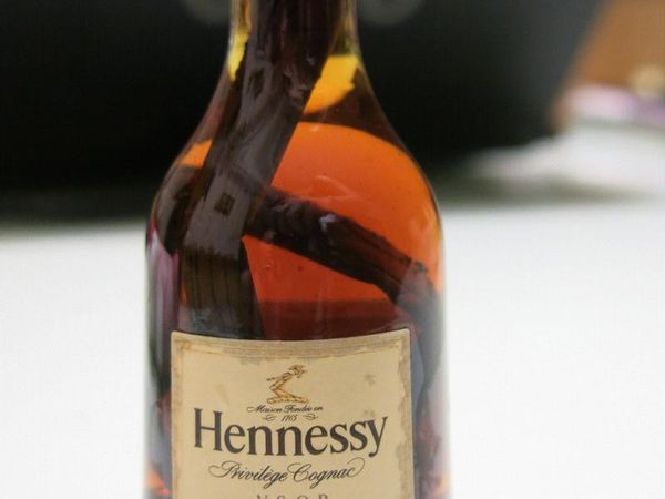 *自製鬆餅粉材料
-麵粉過篩備用
-雞蛋退冰(蛋黃/蛋白分開放)
-其他材料按比例量好
-自製香草精作法(烘焙行買香草莢泡到干邑白蘭地40%一個月可用)