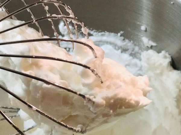 蛋白打到固體(圖)
像龐克髮蠟頭挺挺的