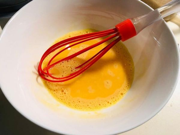 -蛋黃2個+鮮奶60cc打散
篩進低筋麵粉(鬆餅粉也行)100克拌勻
-將打發的蛋白分兩次拌蛋黃麵糊就好嚕
(不要過度攪拌以免蛋白龐克塌了)