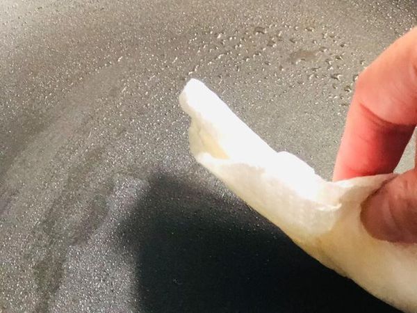 *平底鍋小火抹油

p.s.一匙(乘湯的大湯匙)=一片鬆餅量